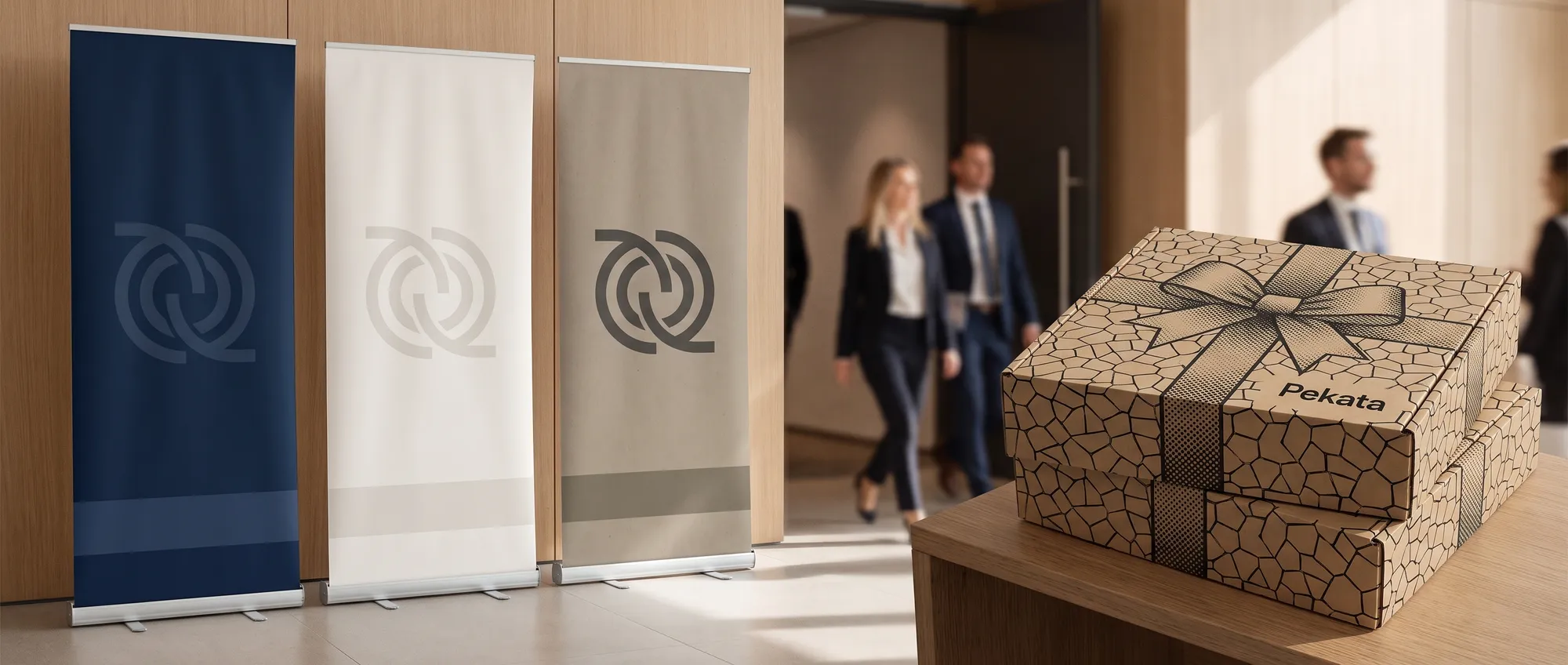Roll up s rozmerom 85 × 200 cm s logom firmy vedľa veľtržného pultu
